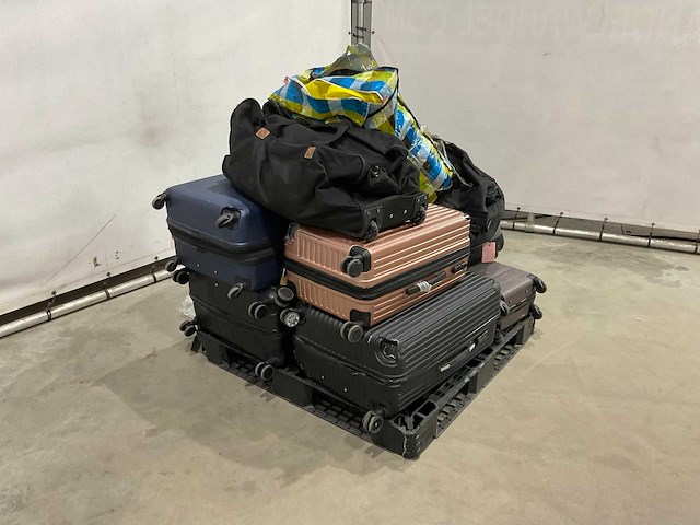 Koffers en weekend tassen met onbekende inhoud - afbeelding 2 van  5