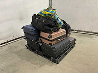 Koffers en weekend tassen met onbekende inhoud - afbeelding 2 van  5