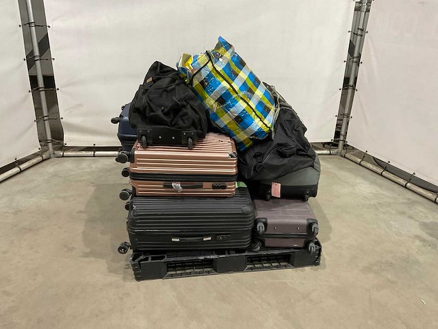 Koffers en weekend tassen met onbekende inhoud - afbeelding 3 van  5
