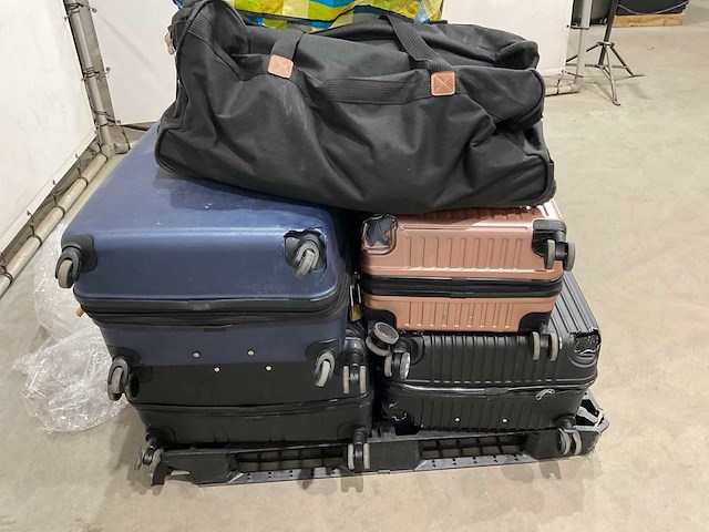 Koffers en weekend tassen met onbekende inhoud - afbeelding 4 van  5
