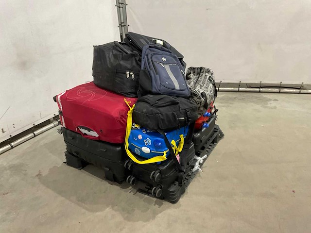 Koffers en weekend tassen met onbekende inhoud - afbeelding 2 van  5