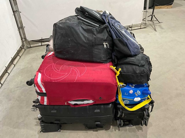 Koffers en weekend tassen met onbekende inhoud - afbeelding 4 van  5