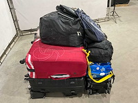 Koffers en weekend tassen met onbekende inhoud - afbeelding 4 van  5