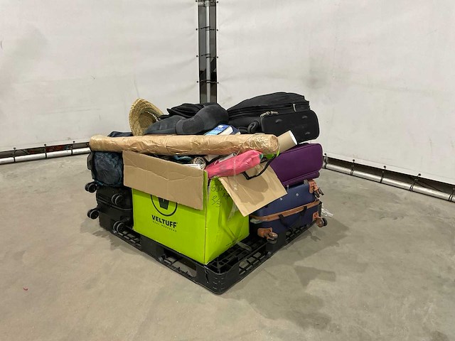 Koffers en weekend tassen met onbekende inhoud - afbeelding 1 van  5