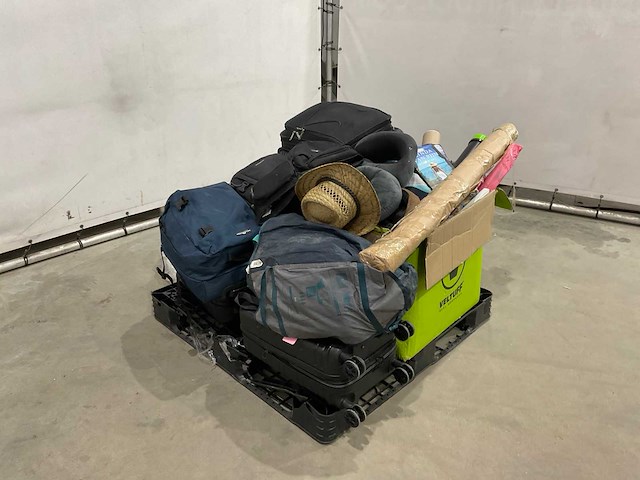 Koffers en weekend tassen met onbekende inhoud - afbeelding 2 van  5