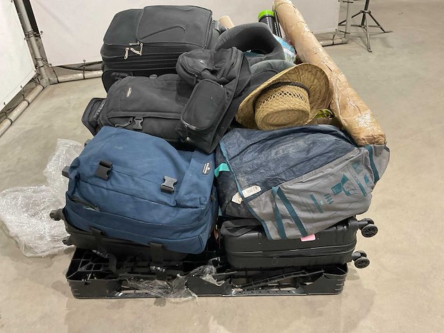 Koffers en weekend tassen met onbekende inhoud - afbeelding 4 van  5