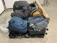 Koffers en weekend tassen met onbekende inhoud - afbeelding 4 van  5