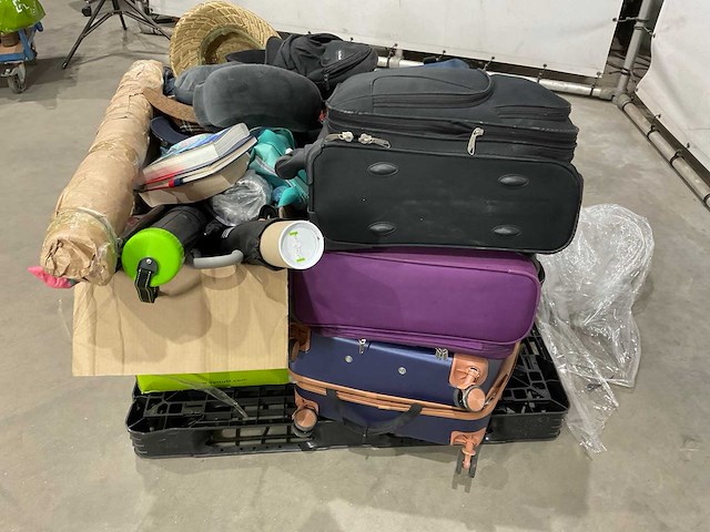 Koffers en weekend tassen met onbekende inhoud - afbeelding 5 van  5