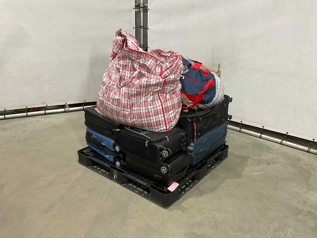 Koffers en weekend tassen met onbekende inhoud - afbeelding 1 van  5