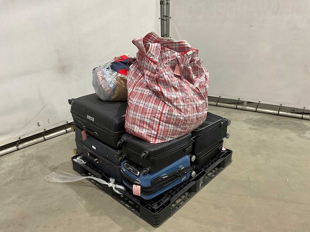 Koffers en weekend tassen met onbekende inhoud - afbeelding 2 van  5