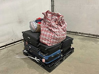 Koffers en weekend tassen met onbekende inhoud - afbeelding 2 van  5