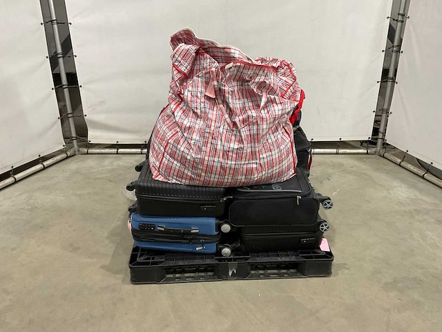Koffers en weekend tassen met onbekende inhoud - afbeelding 3 van  5