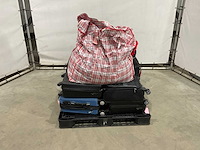 Koffers en weekend tassen met onbekende inhoud - afbeelding 3 van  5