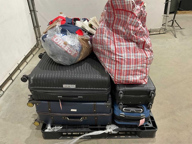 Koffers en weekend tassen met onbekende inhoud - afbeelding 4 van  5