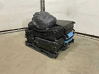 Koffers en weekend tassen met onbekende inhoud - afbeelding 1 van  5