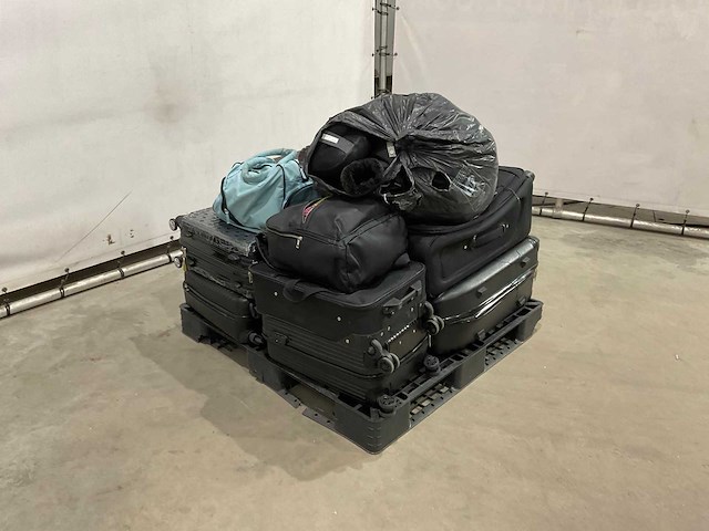 Koffers en weekend tassen met onbekende inhoud - afbeelding 2 van  5