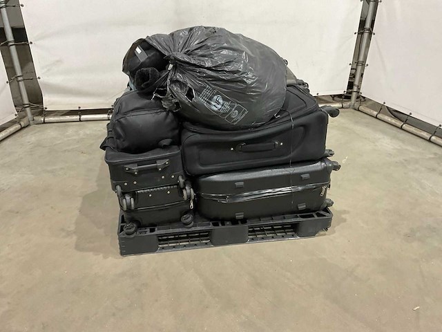 Koffers en weekend tassen met onbekende inhoud - afbeelding 3 van  5