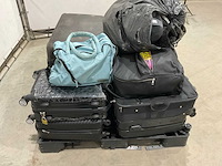 Koffers en weekend tassen met onbekende inhoud - afbeelding 4 van  5