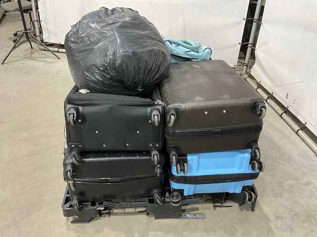 Koffers en weekend tassen met onbekende inhoud - afbeelding 5 van  5