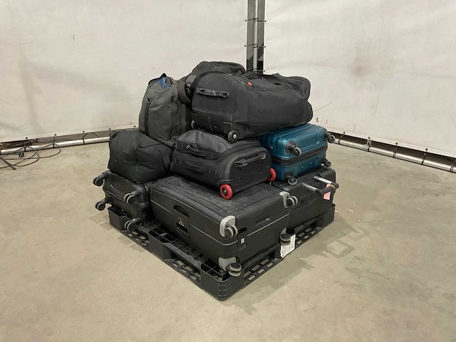 Koffers en weekendtassen met onbekende inhoud - afbeelding 1 van  6