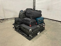 Koffers en weekendtassen met onbekende inhoud - afbeelding 1 van  6