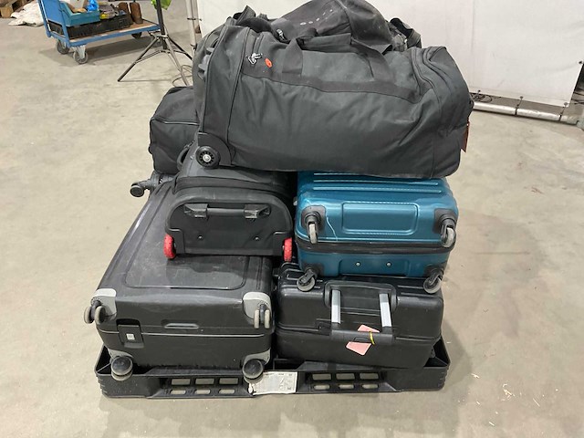 Koffers en weekendtassen met onbekende inhoud - afbeelding 4 van  6