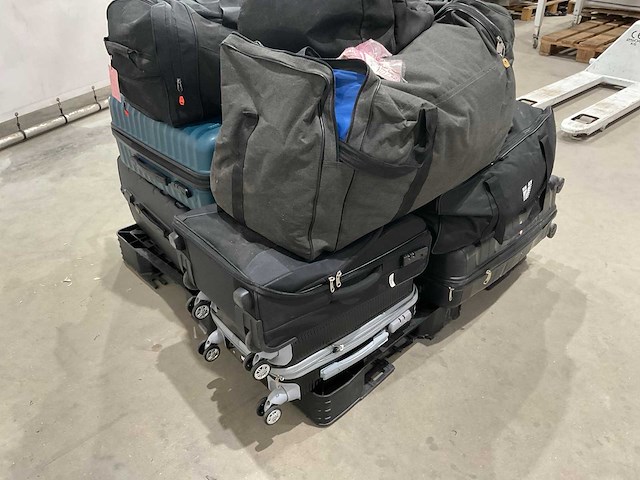 Koffers en weekendtassen met onbekende inhoud - afbeelding 5 van  6