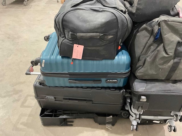 Koffers en weekendtassen met onbekende inhoud - afbeelding 6 van  6
