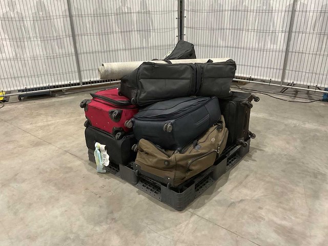 Koffers met onbekende inhoud - afbeelding 1 van  6