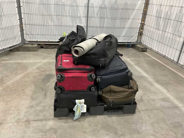 Koffers met onbekende inhoud - afbeelding 3 van  6
