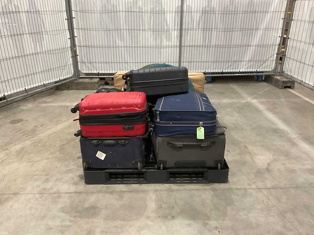 Koffers met onbekende inhoud - afbeelding 1 van  6
