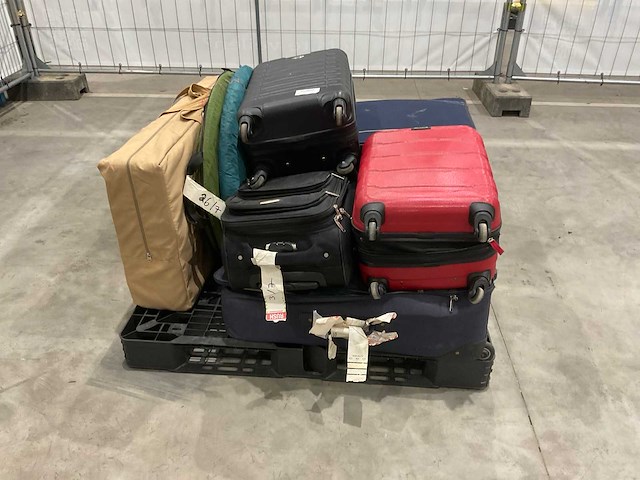 Koffers met onbekende inhoud - afbeelding 2 van  6