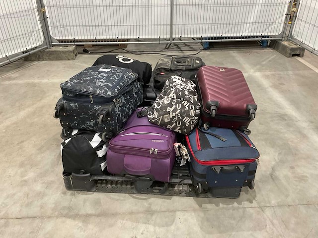 Koffers met onbekende inhoud - afbeelding 2 van  4