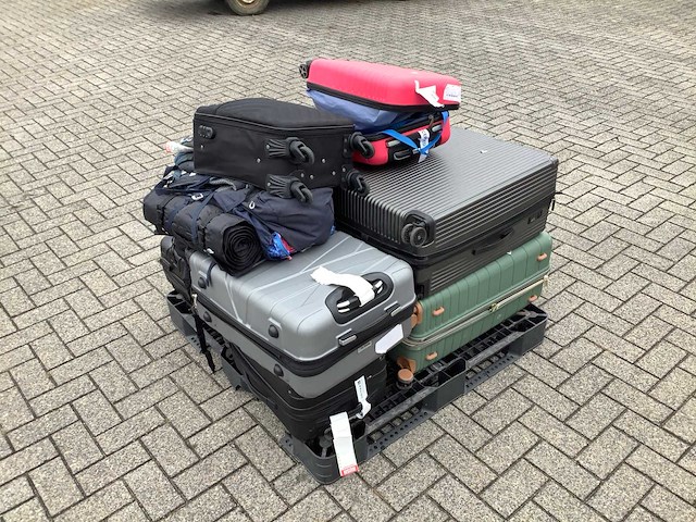 Koffers met onbekende inhoud - afbeelding 1 van  5