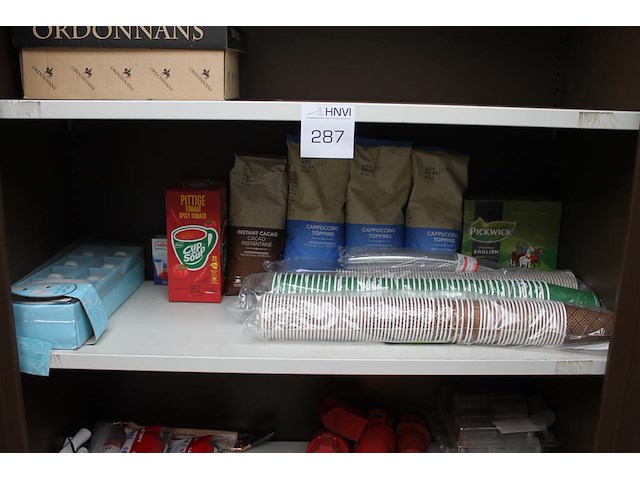 Koffie- en thee-producten o op schap w.o. soep, cacao, topping, thee en koffie. - afbeelding 1 van  3