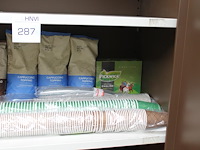 Koffie- en thee-producten o op schap w.o. soep, cacao, topping, thee en koffie. - afbeelding 2 van  3