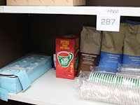 Koffie- en thee-producten o op schap w.o. soep, cacao, topping, thee en koffie. - afbeelding 3 van  3