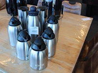 Koffie- en theekannen in diverse uitvoeringen, 8 stuks.