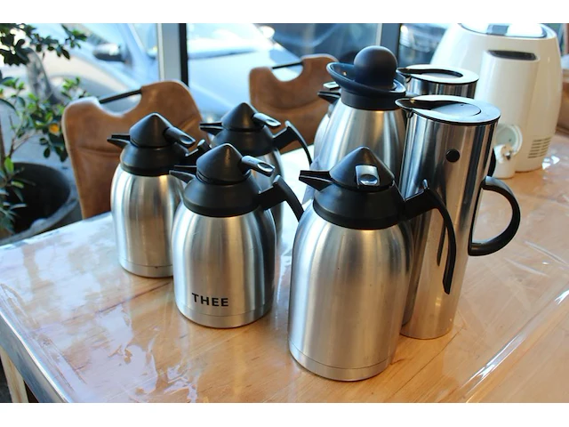Koffie- en theekannen in diverse uitvoeringen, 8 stuks. - afbeelding 2 van  2