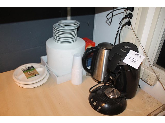 Koffiecorner met senseo, waterkoker, bordjes en tissuerol. - afbeelding 1 van  1