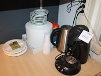 Koffiecorner met senseo, waterkoker, bordjes en tissuerol. - afbeelding 1 van  1