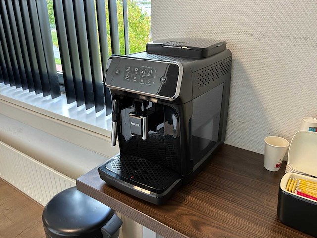 Koffiehoek met philips koffiemachine en tafel - afbeelding 1 van  8
