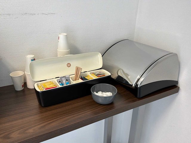 Koffiehoek met philips koffiemachine en tafel - afbeelding 2 van  8