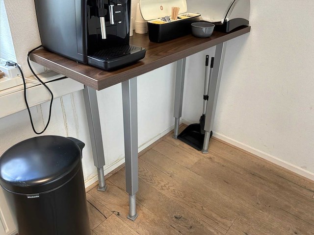 Koffiehoek met philips koffiemachine en tafel - afbeelding 3 van  8