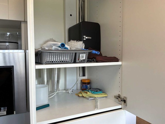 Koffiehoek met philips koffiemachine en tafel - afbeelding 8 van  8