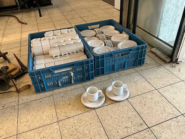 Koffiekop en schotels (110x) - afbeelding 1 van  5