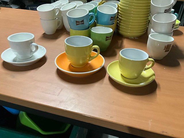Koffiekoppen en schotels - afbeelding 3 van  6