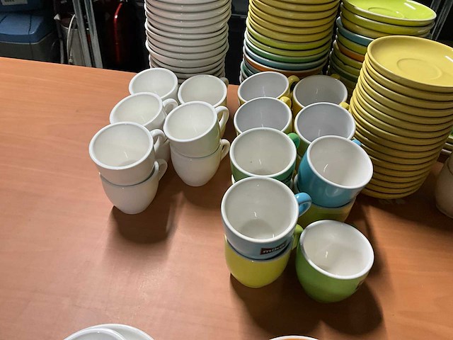 Koffiekoppen en schotels - afbeelding 4 van  6