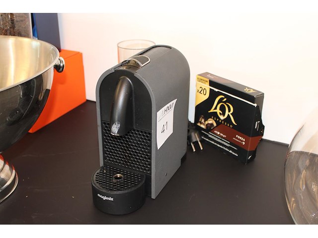 Koffiemachine magimix. deksel van waterreservoir ontbreekt. - afbeelding 1 van  2