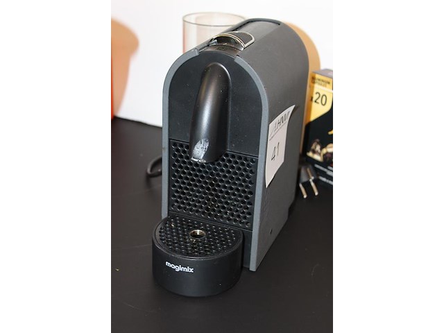 Koffiemachine magimix. deksel van waterreservoir ontbreekt. - afbeelding 2 van  2